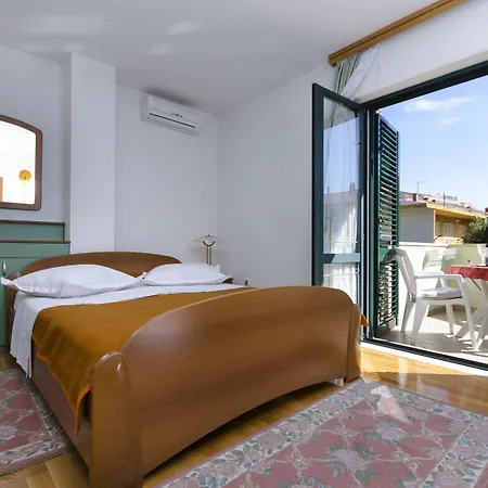 House Topic Πανσιόν 4*