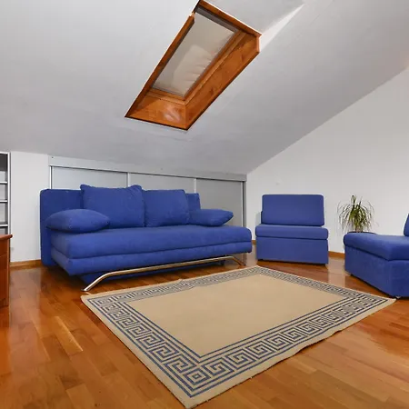 House Topic Πανσιόν 4*