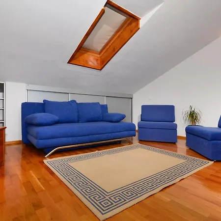 House Topic Πανσιόν