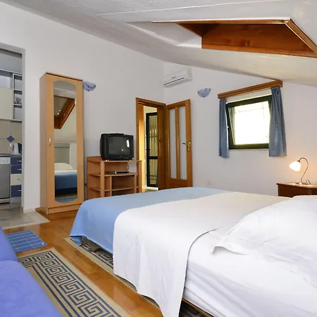 House Topic 4* Baska Voda