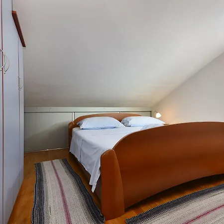 House Topic 4* Baska Voda