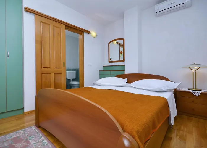 House Topic 4* Baška Voda